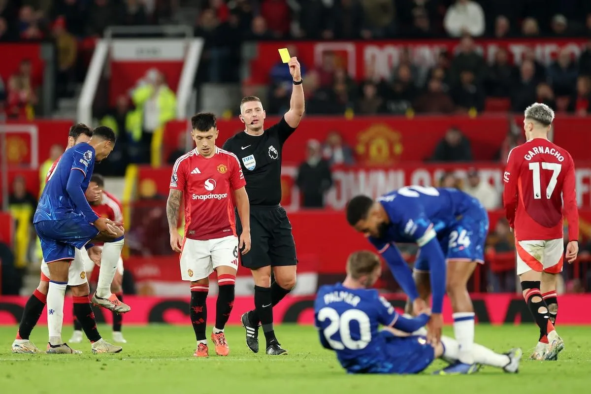 Lisandro Martinez nhận thẻ đỏ trong trận đấu Manchester United