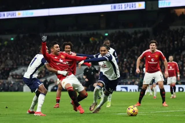Manchester United chơi thiếu người sau thẻ đỏ Lisandro Martinez